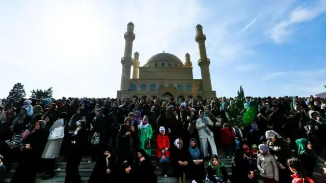 جمعیتی از زنان محجبه در مقابل مسجد گرد آمده‌اند