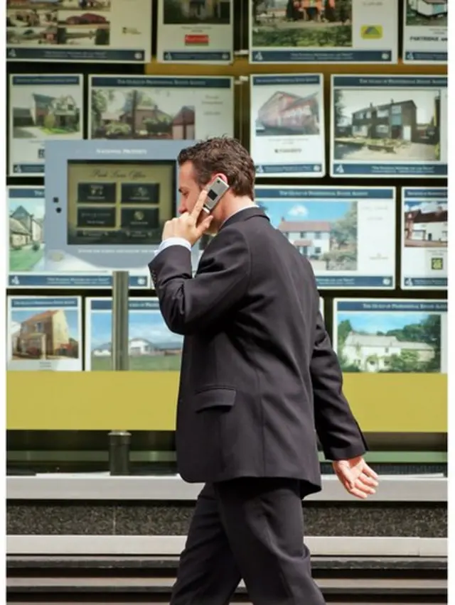 у витрины агентства