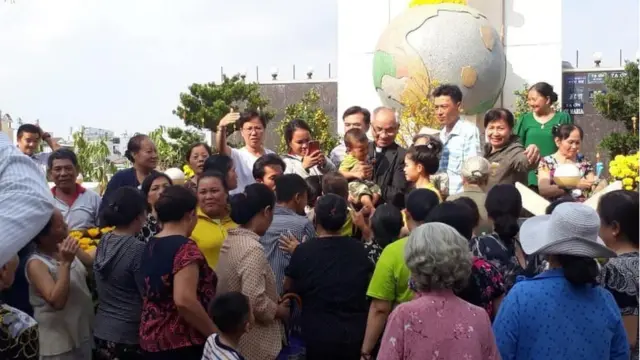 Đức cha Micae Hoàng Đức Oanh đến thăm và đọc kinh cùng một số người dân ở tượng Đức Mẹ ở khu đất Vườn rau Lộc Hưng