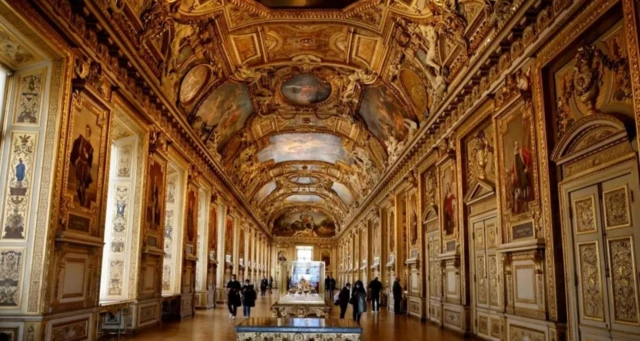 Luvr muzeyi Fransa oğurluq