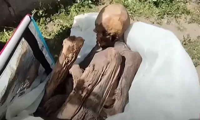 கேர்ள் பிரண்ட் என மம்மியை டெலிவரி பேக்கில் வைத்து சுற்றித் திரிந்த நபர்
