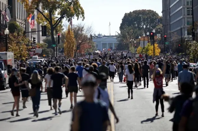 مردم با پای پیاده به سمت کاخ سفید می‌روند