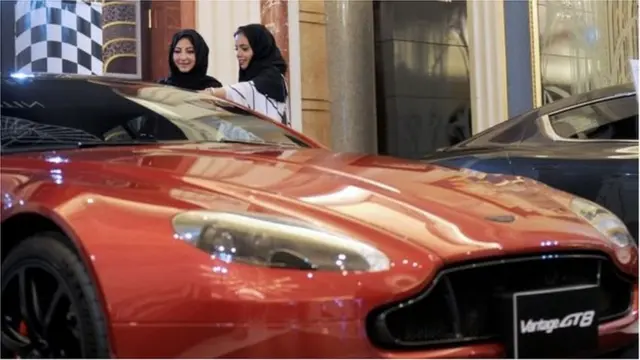 ২০১৮ সালের জুন থেকে রক্ষণশীল এই দেশটির নারীরা গাড়ি চালানোর অনুমতি পাবেন