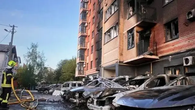 Рятувальник гасить пожежу, Київщина