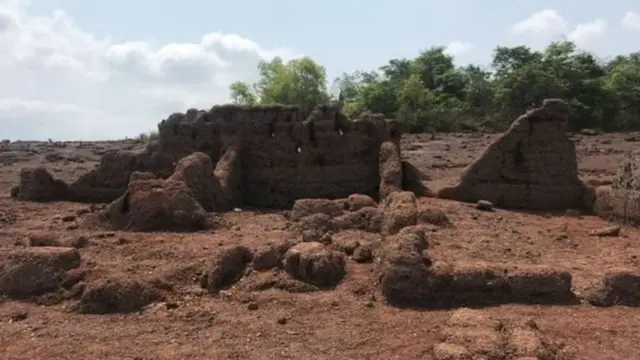 पानी घटने के बाद दिखता गांव का खंडहर