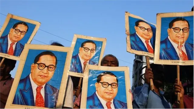 అంబేద్కర్ చిత్రపటాలతో దళిత కార్యకర్తలు