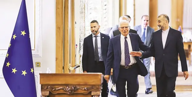 ا﻿ز راست حسین امیرعبداللهیان وزیر خارجه ایران و جوزپ بورل مسئول سیاست خارجی اتحادیه اروپا. آخرین پیش نویس احیای برجام از سوی آقای بورل تهیه شده است