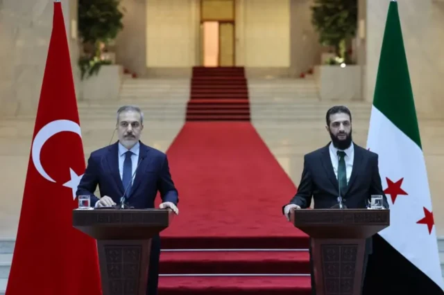 شرع در دمشق با هاکان فیدان، وزیر امور خارجه ترکیه، و هیئتی لبنانی به ریاست ولید جنبلاط دیدار کرد. این دیدارها در بحبوحه تحرکات دیپلماتیکی انجام شد که دو هفته پس از سقوط اسد آغاز شد