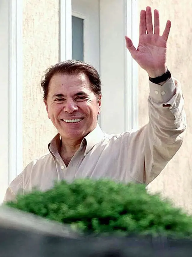 Silvio Santos sorrindo e acenando 