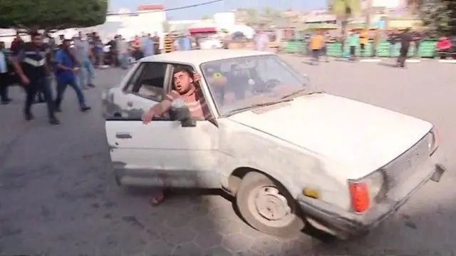 Айдоочу тез жардам кызматкерлерин чакырууда: ал жарадар болгон дагы бир адамды алып келди