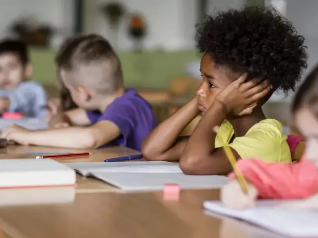 Un enfant apathique en classe