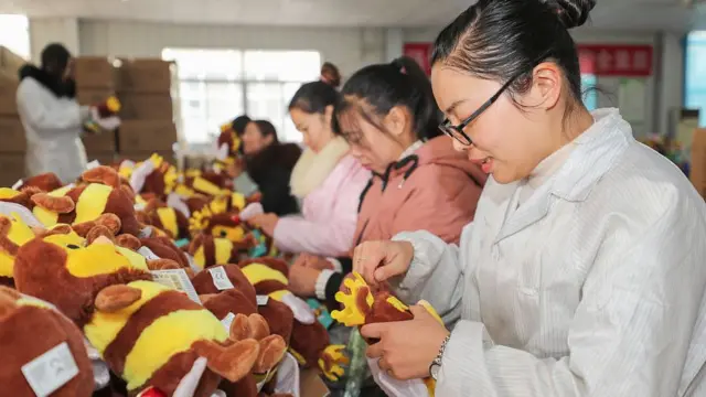 পূর্ব চীনের লিয়ানইউনগাং-য়ের কারখানায় ইউরোপে রফতানির জন্য খেলনা তৈরি হচ্ছে - ১০ই ডিসেম্বর ২০২০