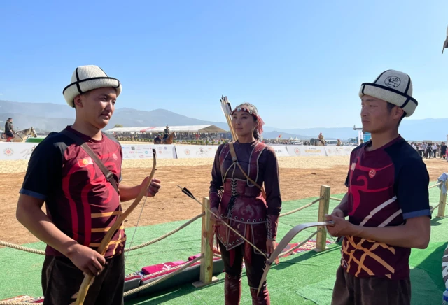 Аида Акматова командалаштары Нурсултан Көлбаев жана Айдар Асылбеков менен