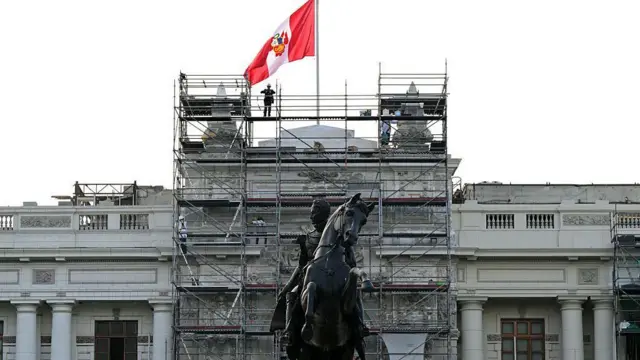 Fachada en obras de la sede del Congreso de Perú y el monumento ecuestre a su frente.  