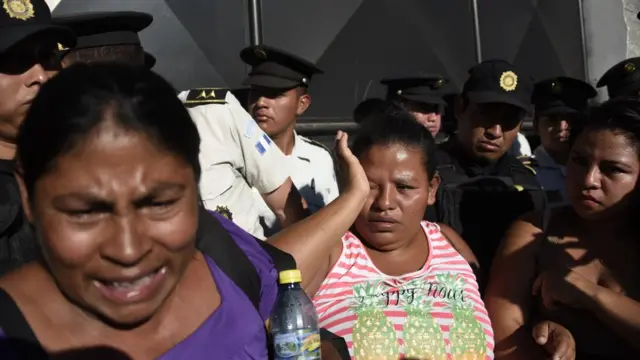 Familias reclaman por información a las autoridades de Guatemala