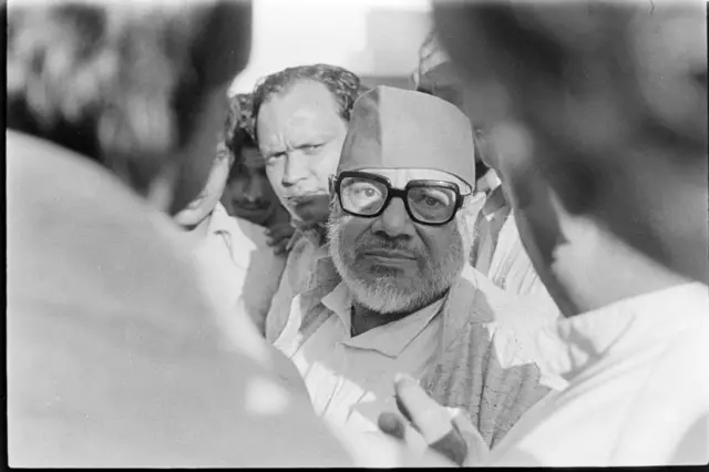 1971 च्या निवडणुकीत इंदिरा गांधींनी राज नारायण यांचा एक लाखापेक्षा जास्त मतांनी पराभव केला. या निकालाला नारायण यांनी आव्हान दिलं. 