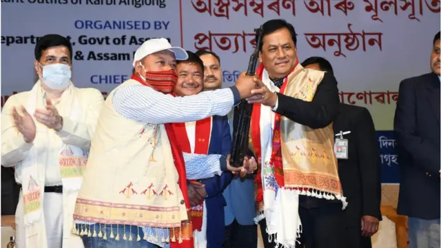 फ़रवरी 2021 में गुवाहाटी में तत्कालीन मुख्यमंत्री सर्बानंद सोनोवालके समक्ष आत्मसमपर्ण करते अलगाववादी लड़ाके