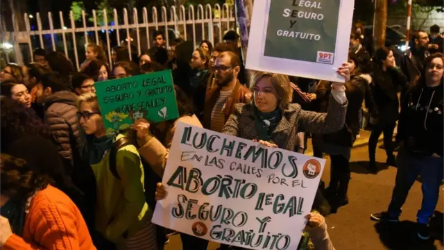 Manifestantes a favor del proyecto de despenalización del aborto.