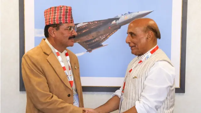 नेपाल के रक्षा मंत्री हरि प्रसाद उप्रेती के साथ भारत के रक्षा मंत्री राजनाथ सिंह