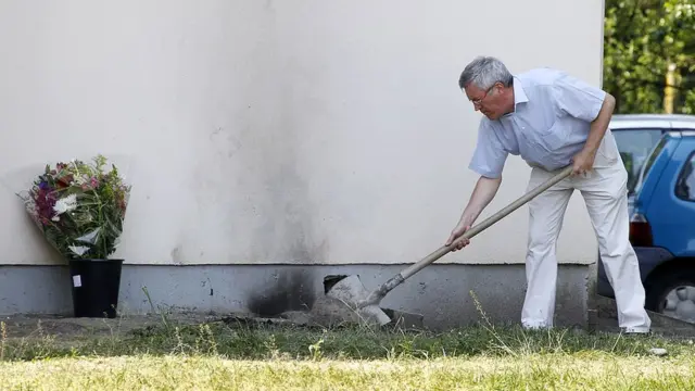 funcionário da Orange cobrindo restos de funcionário que colocou fogo em si mesmo