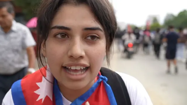 19 yaşındaki eylemci Binu KC . Boynunda Nepal bayrağı var.  