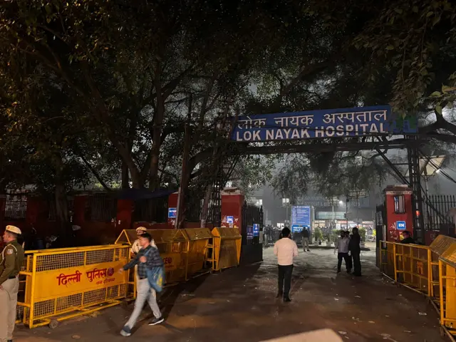 स्फोटातील जखमींना लोकनायक जयप्रकाश (LNJP) रुग्णालयात नेण्यात आलं आहे.