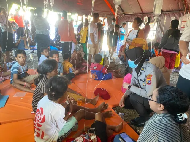 Korban keracunan usai menyantap MBG dirawat di posko kesehatan Polres Timor Tengah Selatan pada Jumat (3/10).