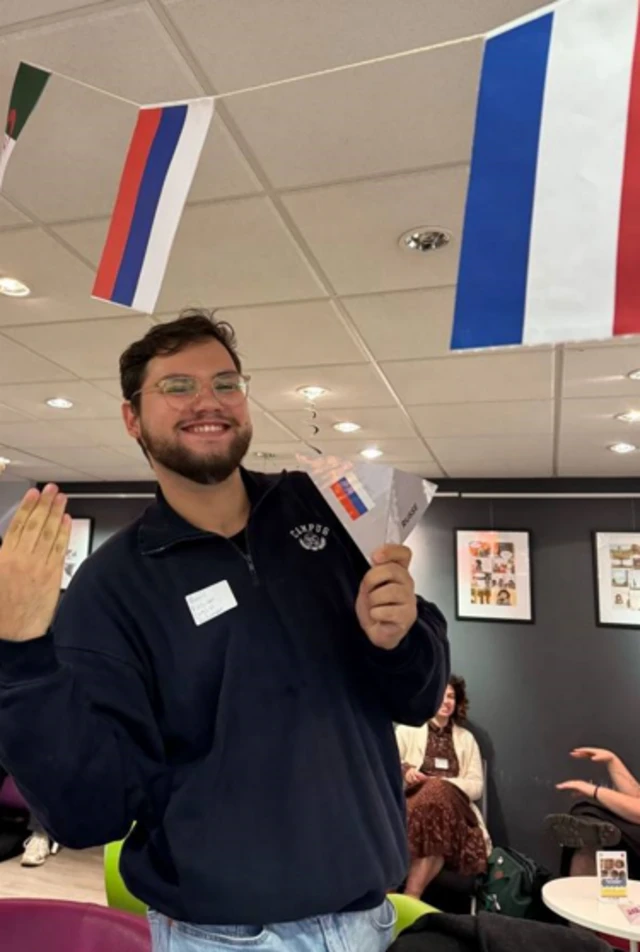 Денис Леонтович участвует в местном языковом клубе в Нормандии для желающих попрактиковать русский язык