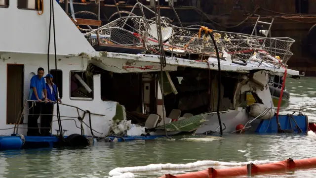 工作人員在南丫四號殘骸上勘驗(3/10/2012)