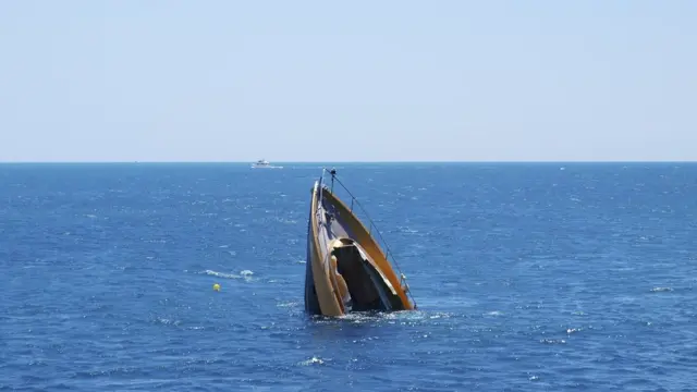 Barco hundiéndose.