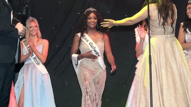 Pamela à côté de deux autres candidates au concours Miss Irlande