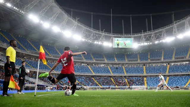 Umukinnyi wa Misiri Mohamed Hamdy atera kona