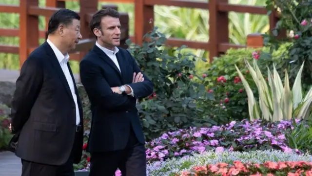 去年4月，習近平（左）和法國總統馬克龍（右）參觀廣州市松園。
