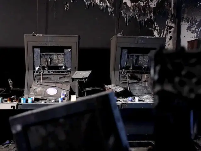 دو محل استقرار کارکنان همال که در اثر آتش‌سوزی آسیب دیده است