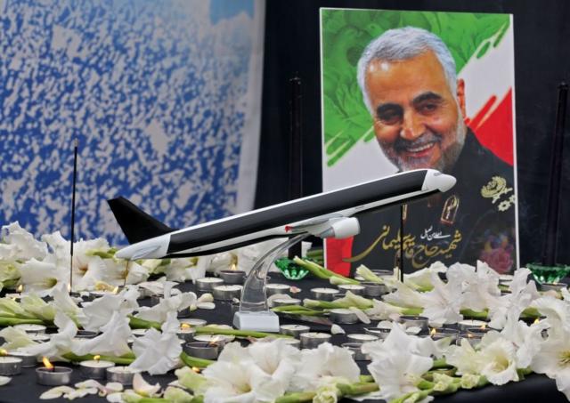 عکس قاسم سلیمانی در کنار یادبودی برای قربانیان هواپیما در دانشگاه تهران