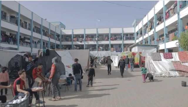 المدرسة التي نزحت إليها عائلة أبو عبدالله في خان يونس