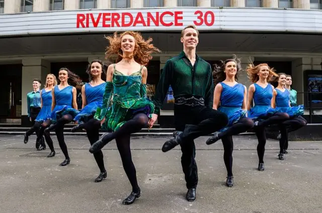 Головні учасники шоу Riverdance перед початком концерту в Лондоні у травні 2024 року