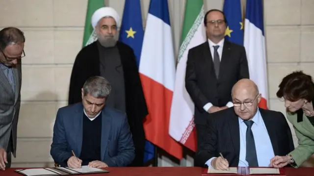 میشل ساپن وزیر دارایی فرانسه، علی طیب نیا همتای ایرانی وی، حسن روحانی رئیس جمهور ایران و فرانسوا اولاند رئیس جمهور فرانسه در مراسم امضای قراردادها و موافقت نامه های اقتصادی در کاخ الیزه پاریس در ۲۸ ژانویه ۲۰۱۶ شرکت کردند. رئیس جمهور حسن روحانی در سفری که در ۲۸ ژانویه که شاهد امضای انبوهی از قراردادهای تجاری پس از تحریم بود، از "روابط جدید" بین ایران و فرانسه استقبال کرد.
