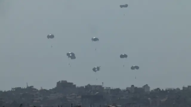 جانب من إسقاط مساعدات على قطاع غزة