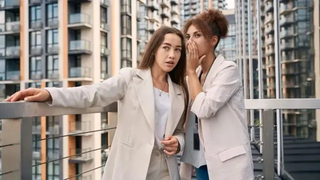 Para pekerja sedang bergosip