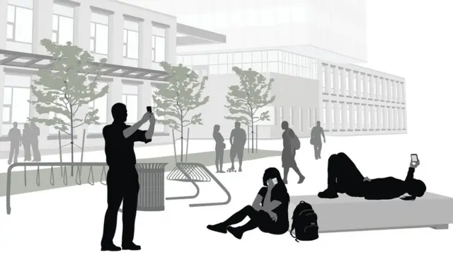 Молодые люди на площади