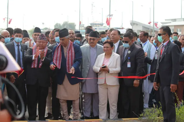 गौतमबुद्ध अन्तर्राष्ट्रिय विमानस्थलको उद्घाटन गर्दै प्रधानमन्त्री देउवा