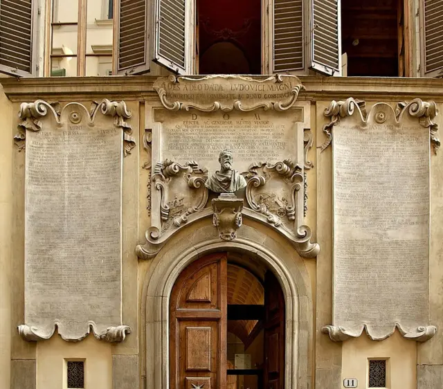 Palazzo dei Cartelloni, com busto e painéis glorificando Galileu, obra de seu aluno Vincenzo Viviani