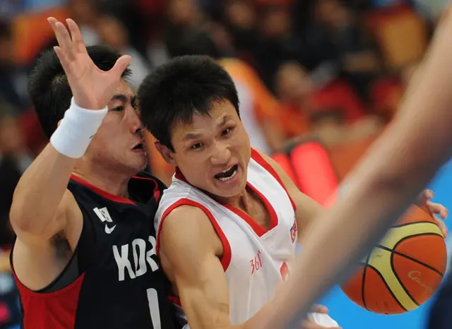 2010 광저우 아시안게임에서 북한의 계광우 선수와 한국의 김주성 선수