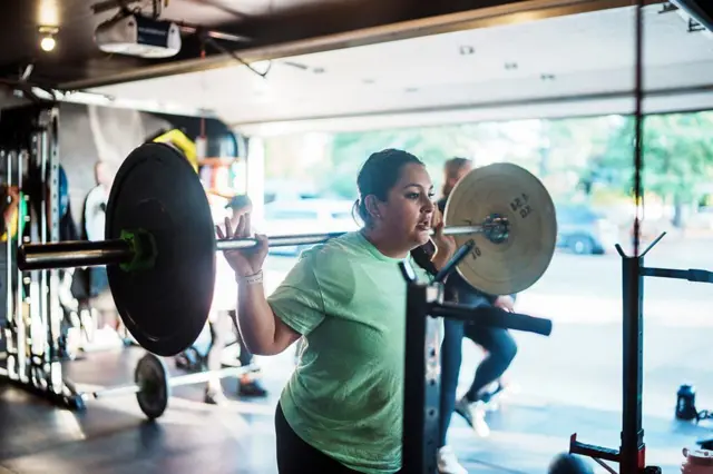 Les squats avec poids peuvent non seulement apporter des bienfaits physiques, mais aussi stimuler votre cerveau