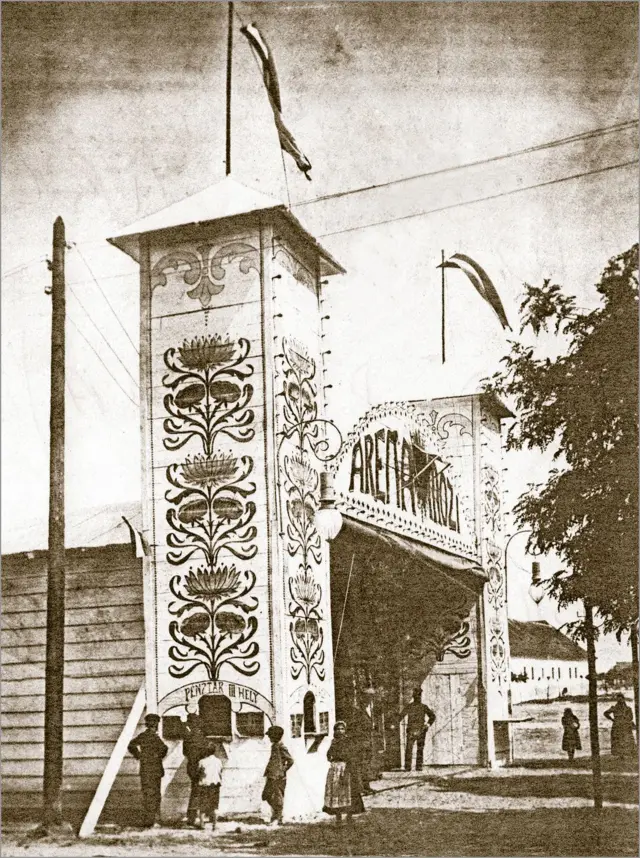 Bioskop Arena otvoren je 1909. godine u Somboru