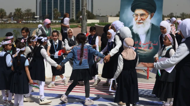 تلميذات في مدرسة في بغداد يوم 7 أبريل/نيسان 2026