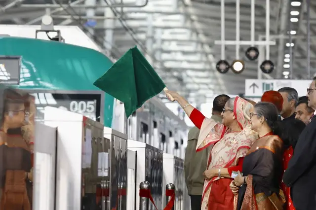 বাংলাদেশের প্রধানমন্ত্রী শেখ হাসিনা গত ডিসেম্বর মাসে উত্তরা থেকে আগারগাঁও পর্যন্ত মেট্রোরেল উদ্বোধন করেছিলেন