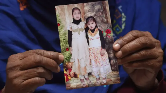 سمت راست این عکس دختری به نام لیابا است که تابستان گذشته در پاکستان مورد تجاوز قرار گرفته و به قتل رسیده است. مادربزرگ او تصویر نوه‌اش را در دست گرفته است