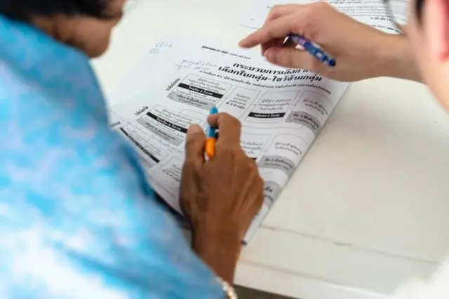 ประชาชนทำความเข้าใจกระบวนการเลือก สว. ในระหว่างไอลอว์เปิด “คลินิก สว.” ครั้งแรกที่ มธ. ท่าพระจันทร์ เมื่อ 17 มี.ค.